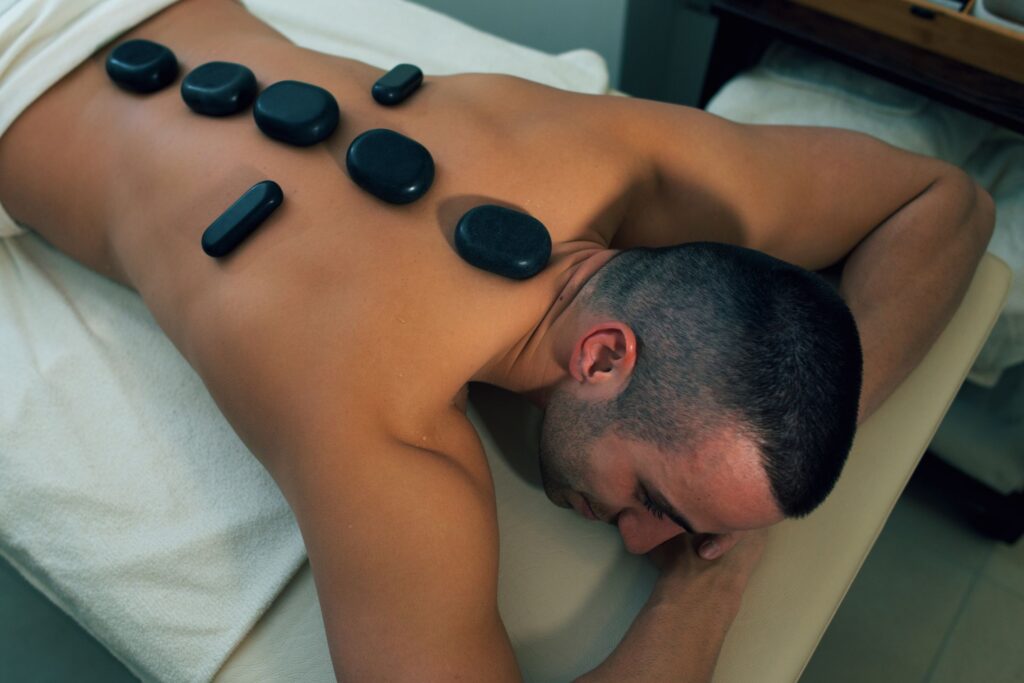 مساج الأحجار الساخنة في الرياض: تجربة تجمع بين الدفء والعناية في روشن سبا