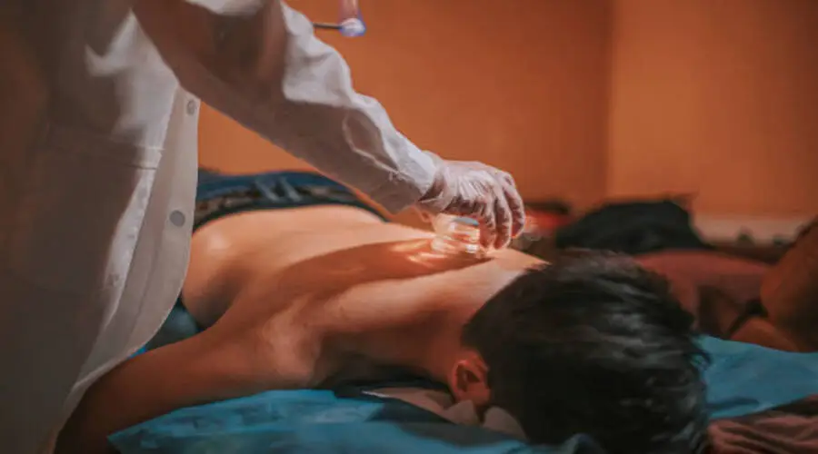 You are currently viewing أضرار كاسات الهواء للظهر: الحقيقة الكاملة ومتى تكون خطيرة