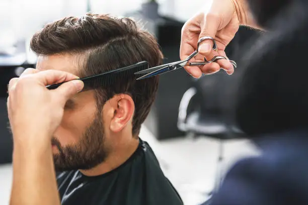حلاقة الشعر او الذقن